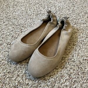 NWT Maurices Womens Supercush Gwen Faux Suede Ballet Flats Size 8.5 Tan Cushion
